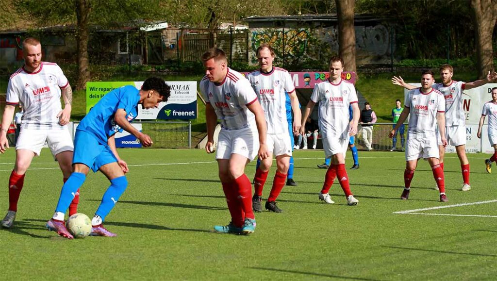 Joshua Wandel (Inter Türkspor Kiel II) versucht gegen die Siebener-Kette 7 auf einen Streich zu spielen. © 2023 Ismail Yesilyurt