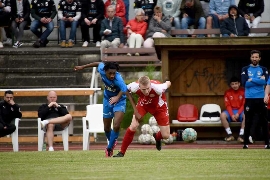 Malte Lucht (re., TSV Bordesholm) hat einen Vorteil vor Denzel Imasün (Inter Türkspor Kiel). © 2023 Olaf Wegerich