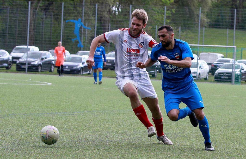 Felix Flemming (li.), zuletzt Kapitän des Verbandsligisten TSV Stein, kommt mit 2 Mitspielern zum TSV Kronshagen, rechts Mahusn Dogan (Inter Türkspor). © 2023 Ismail Yesilyurt