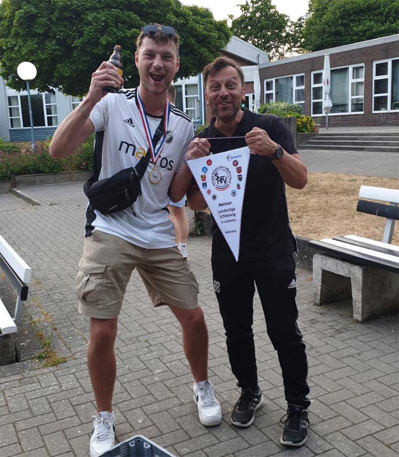 Trainer Birol Biyikli (rechts) und Co-Trainer Lars-Olaf Duhnke bejubeln. © 2023 Heikendorfer SV