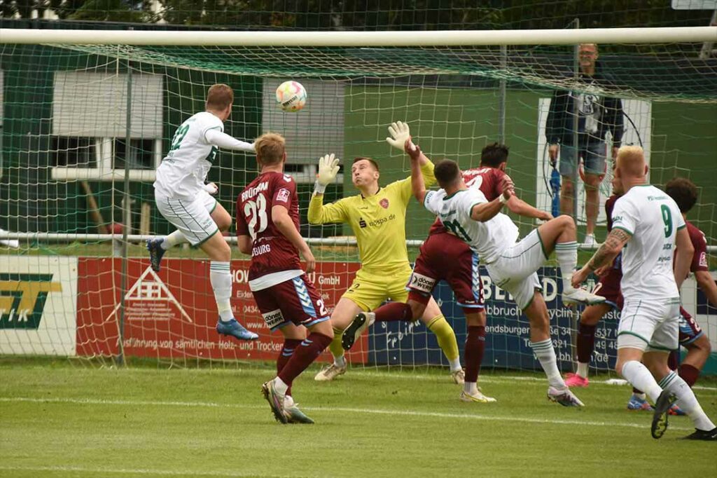 Das 1:1 durch Tim Möller (21, PSV Neumünster). © 2023 Olaf Wegerich