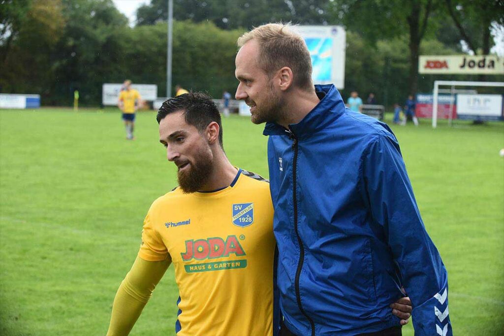 Der SV Todesfelde wird immer besser - die Impulse von Neutrainer Björn Sörensen kitzeln weitere Leistungsprozente heraus. Auch bei Rafael Krause (li.). © 2023 Olaf Wegerich