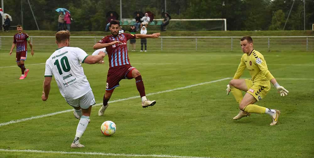 Diese Torchance für Mika Jöhnck (in weiss, PSV Neumünster) geht am langen Pfosten vorbei. © 2023 Olaf Wegerich