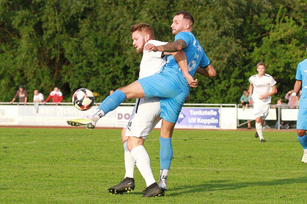 Lennard Reinke (li., Probsteier SG) und Marco Franciosi (VfB Kiel) mussten nach einem Kopfballduell lange behandelt werden. © 2023 Ismail Yesilyurt