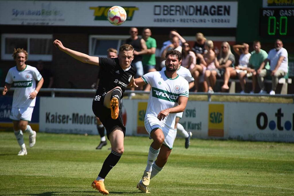 Marvin Ehlert (li., Heider SV), gegen Paul Falk (PSV Neumünster), verwandelte den Elfmeter sicher. © 2023 Olaf Wegerich