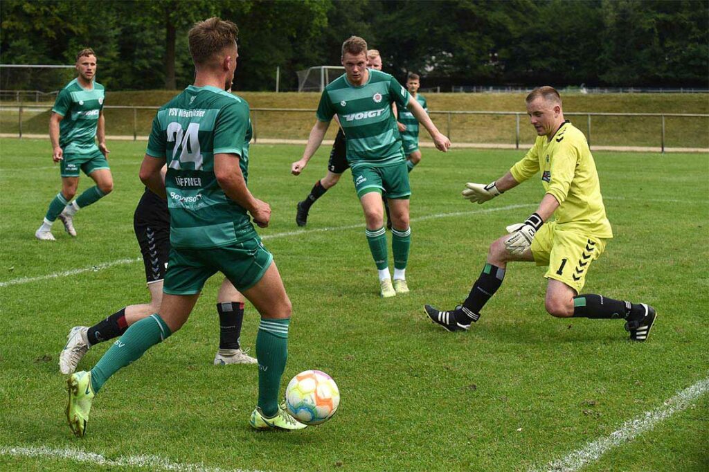 Til Küffner (PSV Neumünster) will zu Timo Barendt passen, doch Torhüter Fin Drews (SV Henstedt-Ulzburg) kann klären. © 2023 Olaf Wegerich