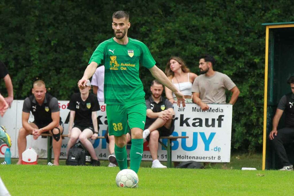 Alban Jasari erzielte nach einem 0:1 die beiden Tore zum 2:1-Zwischenstand gegen MED SV. © 2023 Ismail Yesilyurt
