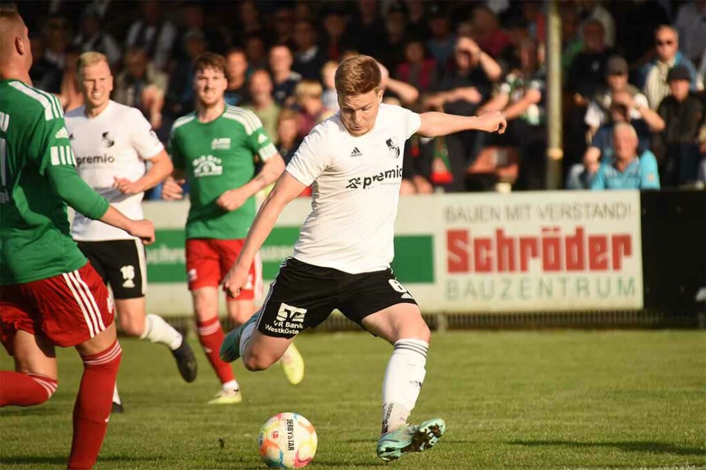 Auch nach nach Halbzeit gab es für den Heider SV und den eingewechselten Calvin Ehlert (am Ball) keine Gelegenheit, gegen den VfB Lübeck II zu jubeln. © 2023 Olaf Wegerich