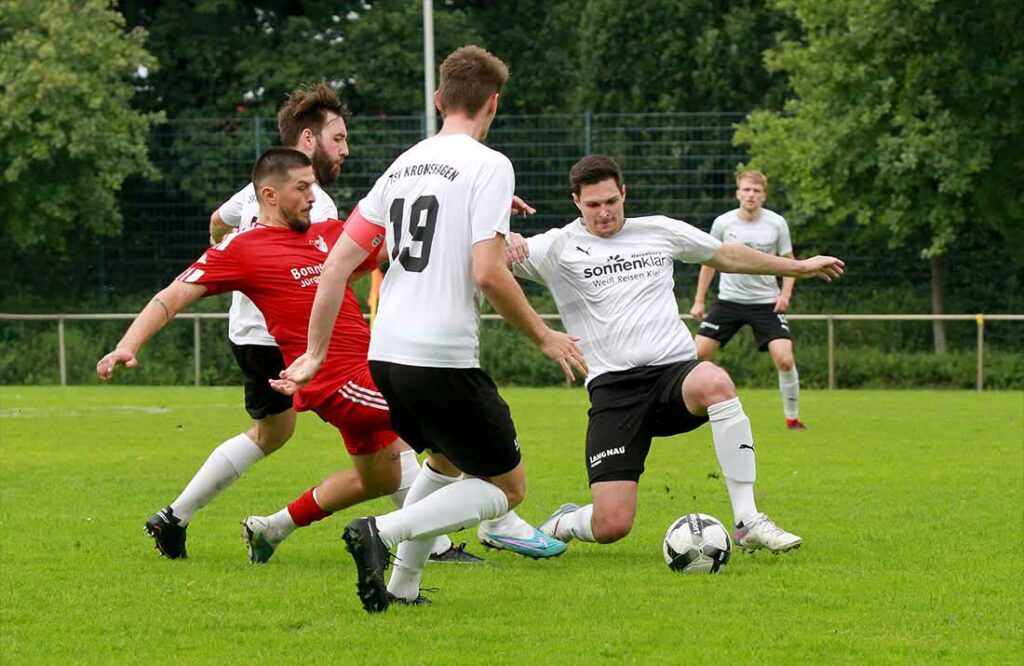 Auf dem tiefen Boden in Kronshagen war viel Kampf angesagt. Premton Jasari (Flintbek) gegen Nick Rixen (19), Tino Schulte und (re.) und Lukas Nickel. © 2023 Ismail Yesilyurt