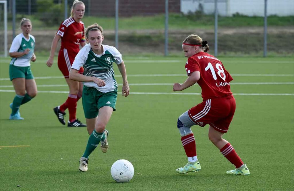 Denise Jakubowski (li., TSV Klausdorf) kommt an Lisa Kahl (SV Wahlstedt) vorbei. © 2023 Olaf Wegerich