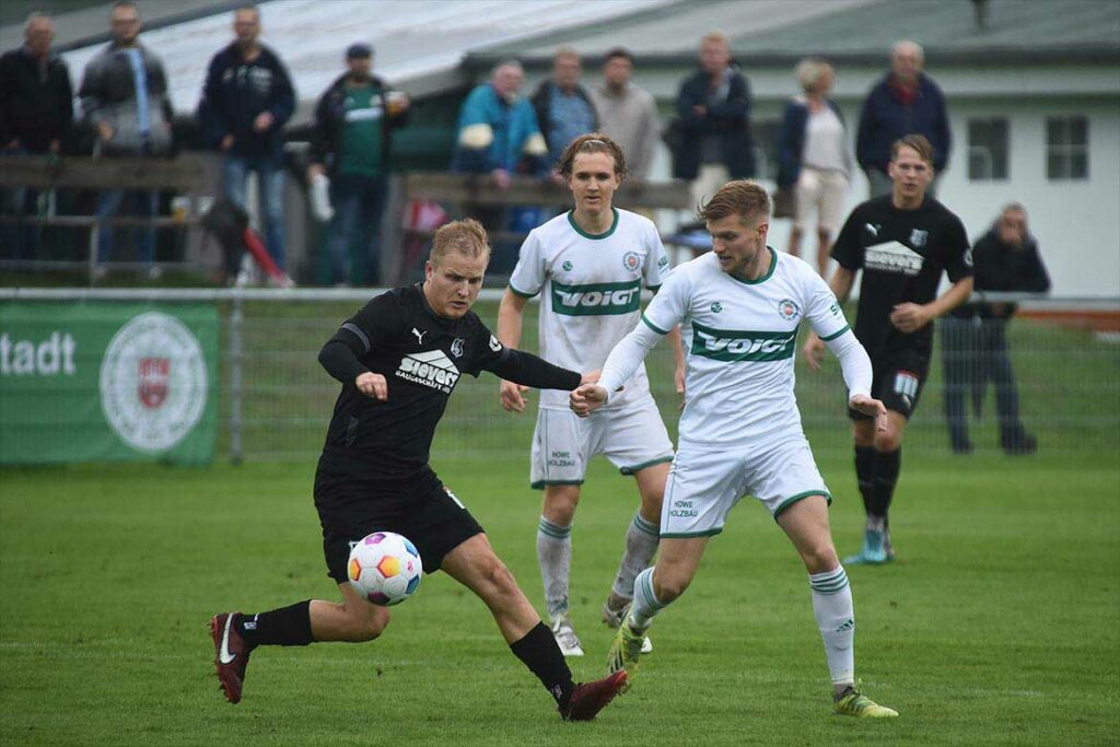 Henrik Stöterau (Eckernförder SV) verteidigt den Ball gegen Nils Drauschke (re., PSV Neumünster). © 2023 Olaf Wegerich