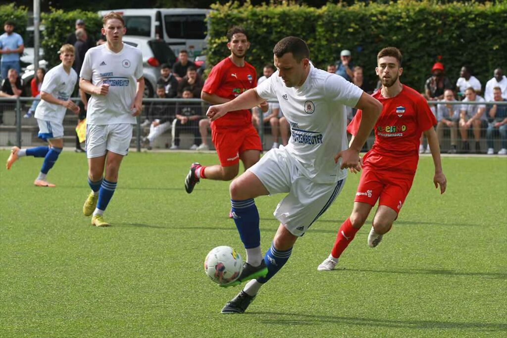 Jan Frederik Kaps (Oldenburger SV) schießt fast im Alleingang Inter Türkspor Kiel ab. © 2023 Ismail Yesilyurt