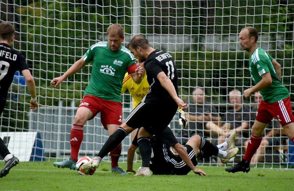 Michael Behnke (MTSV Hohenwestedt) versucht den Schuss von Marwin Mijic (Reinfeld Reinfeld) zu blocken. © 2023 Olaf Wegerich