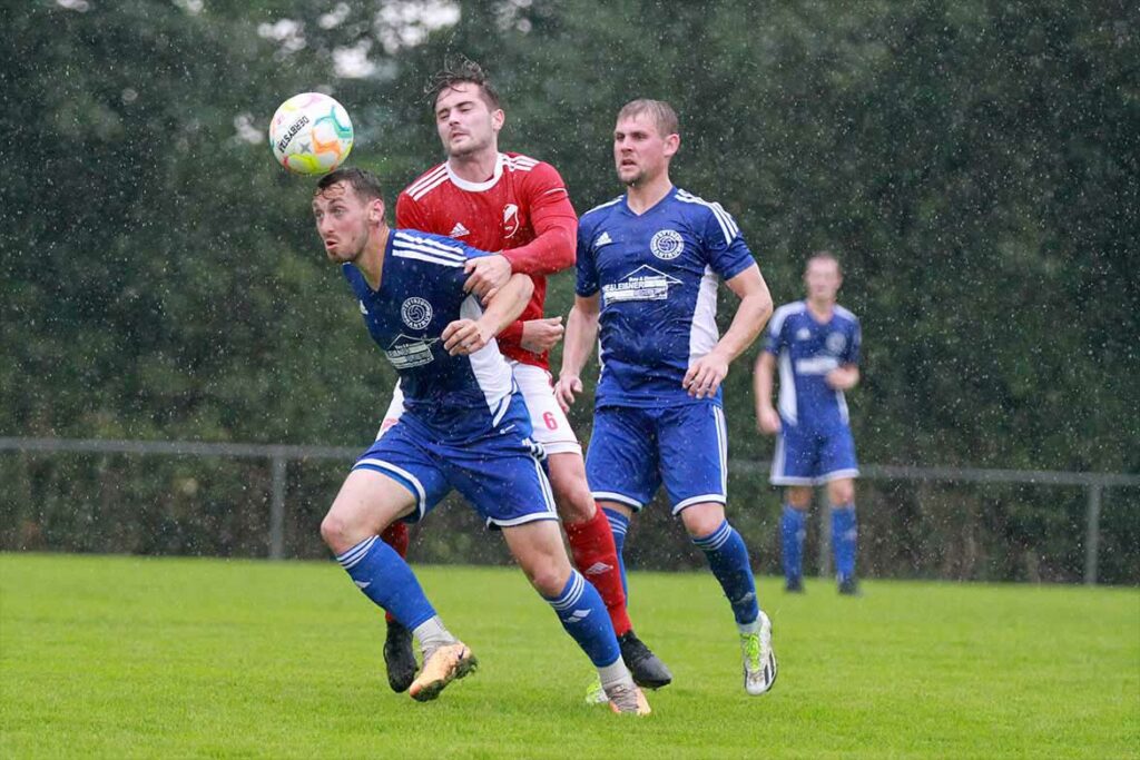 Mirco Schöning (SpVg Eidertal Molfsee) versucht Damian Krause (TSV Rantrum) bei der Kopfball-Mitnahme zu stören. © 2023 Ismail Yesilyurt