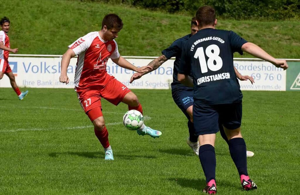 Philipp Spohn (li., Bordesholm) gegen Finn Christiansen (Nordmark satrup). © 2023 Olaf Wegerich