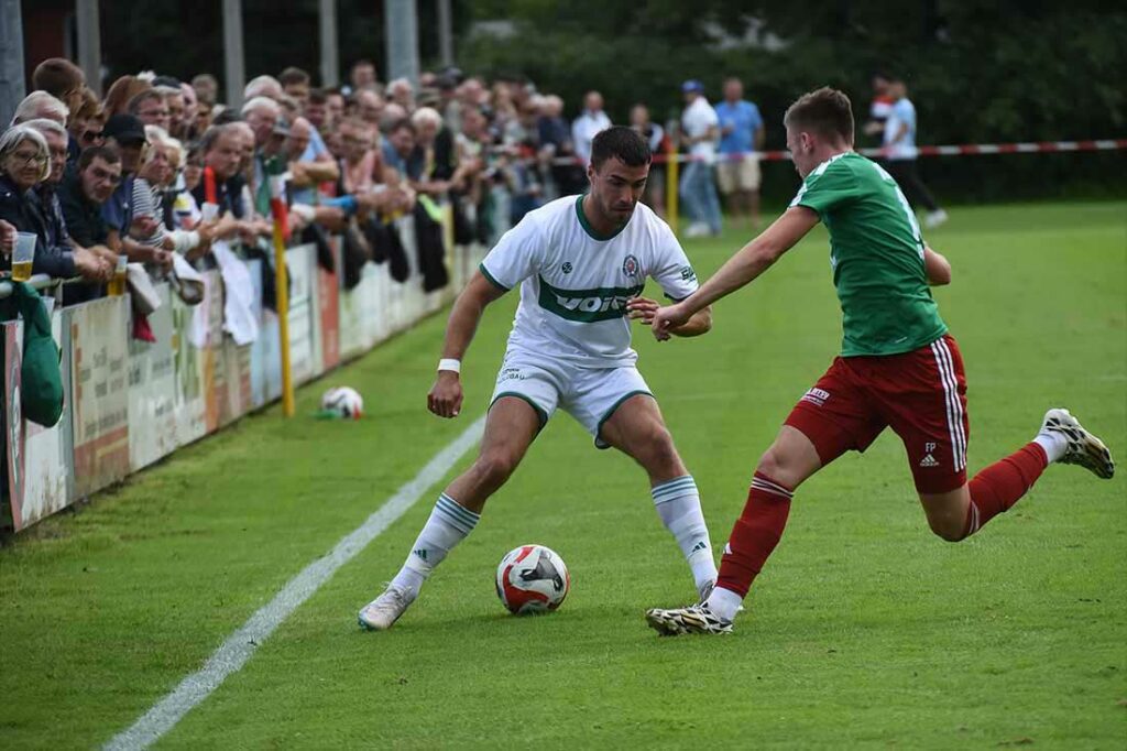 Tim Möller (PSV Neumünster) gegen Felix Ploog (re., MTSV Hohenwestedt), der die Chance zum 3:2 hatte. © 2023 Olaf Wegerich