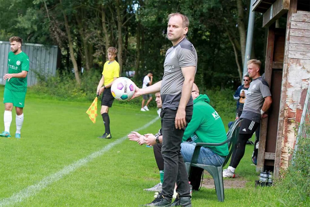Den Ball darf Dennis Trociewicz nicht behalten. Aber Coach und TSV Klausdorf die zwei unberechtigt abgezogenen Punkte. © 2023 Ismail Yesilyurt