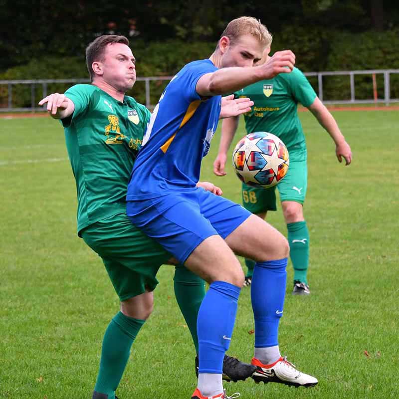 Der SVE war schnell am Gegenspieler dran - hier Lauritz Molt gegen Ruven Seydel (re., SC Rönnau). © 2023 Jörg Moritz