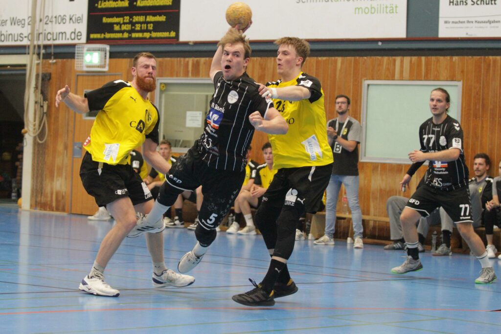 Jari Glumm (Eider Harde), zwischen Lars Meereis (li.) und Ben-Connar Battermann (Altenholz), bekam angeschlagen nur auf wenig Einsatzzeit. © 2023 Ismail Yesilyurt