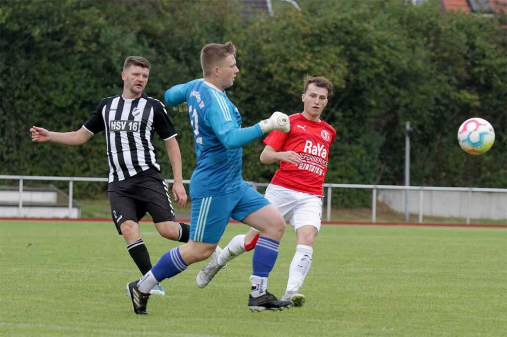Keeper Maximilian Müller (Heikendorfer SV) hat bei einem langen Ball aufgepasst und ist vor Paul Kraatz (Schönkirchen) am Ball. © 2023 Ismail Yesilyurt