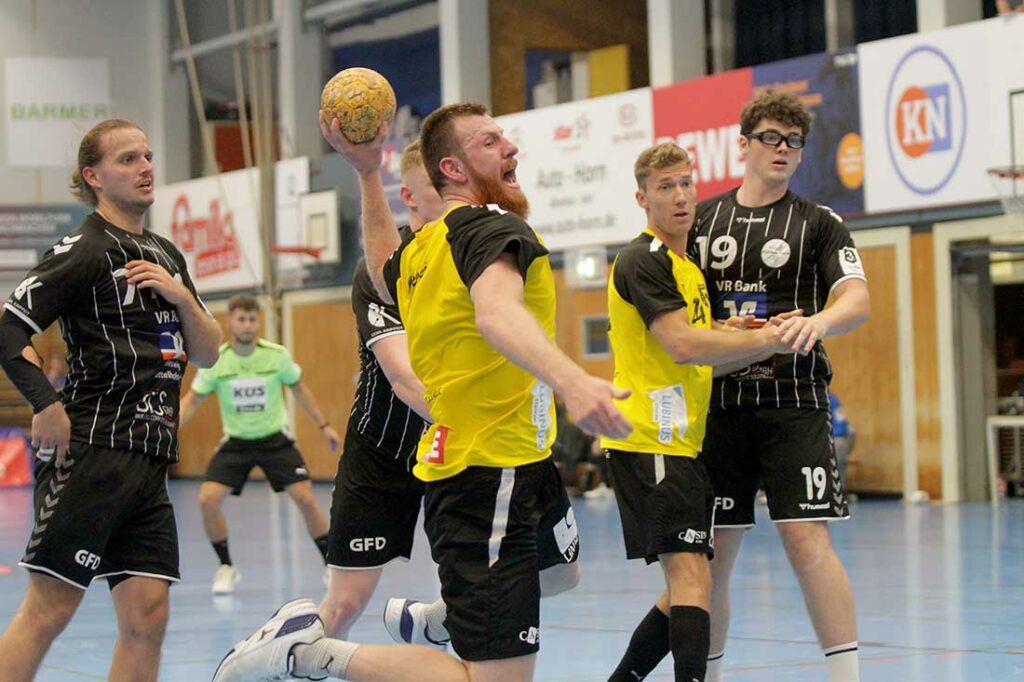 Lars Meereis (TSV Altenholz) war physisch und verbal top. Hier mit seinem 4. Tor zum 25-21. Ismail Yesilyurt