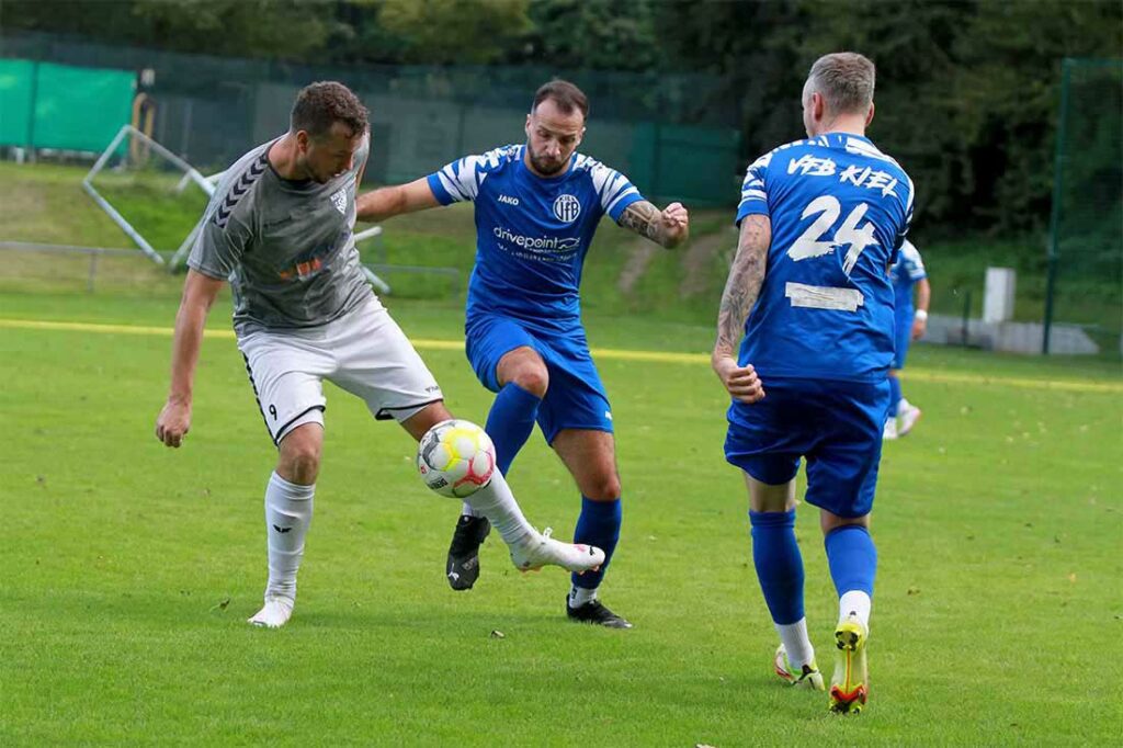 Marco Franciosi (mitte, VfB Kiel) setzte den Schlusspunkt mit seinem 4:1. © 2023 Ismail Yesilyurt