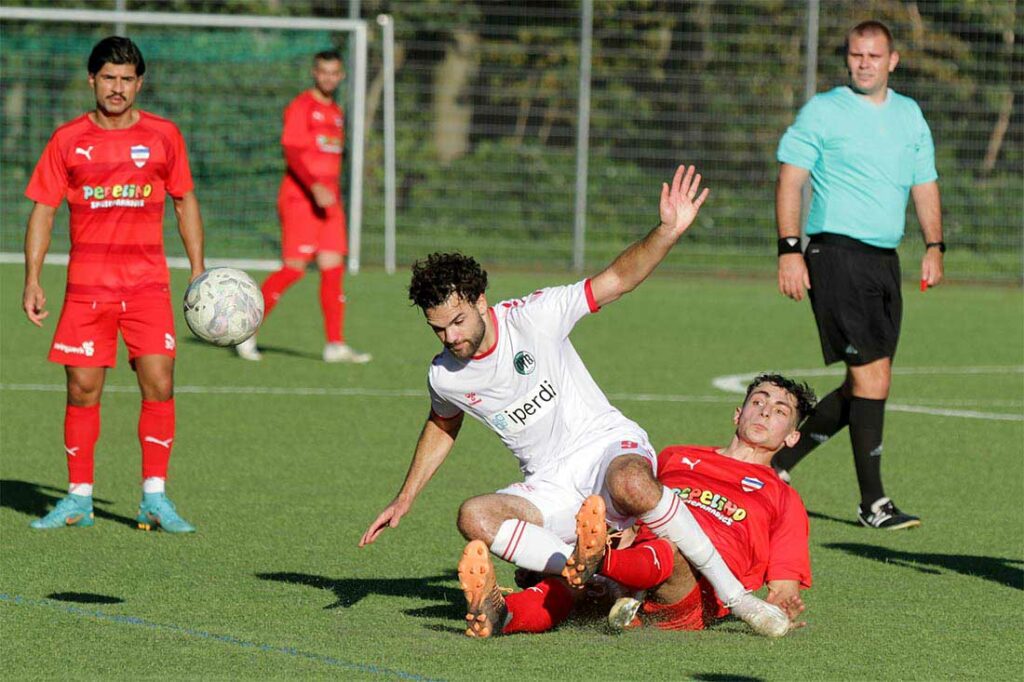 Melih Cerrah (in rot, Inter Türkspor Kiel) ist auch kampfstark. Hier gegen Gustavo Melo (VfB Lübeck II)