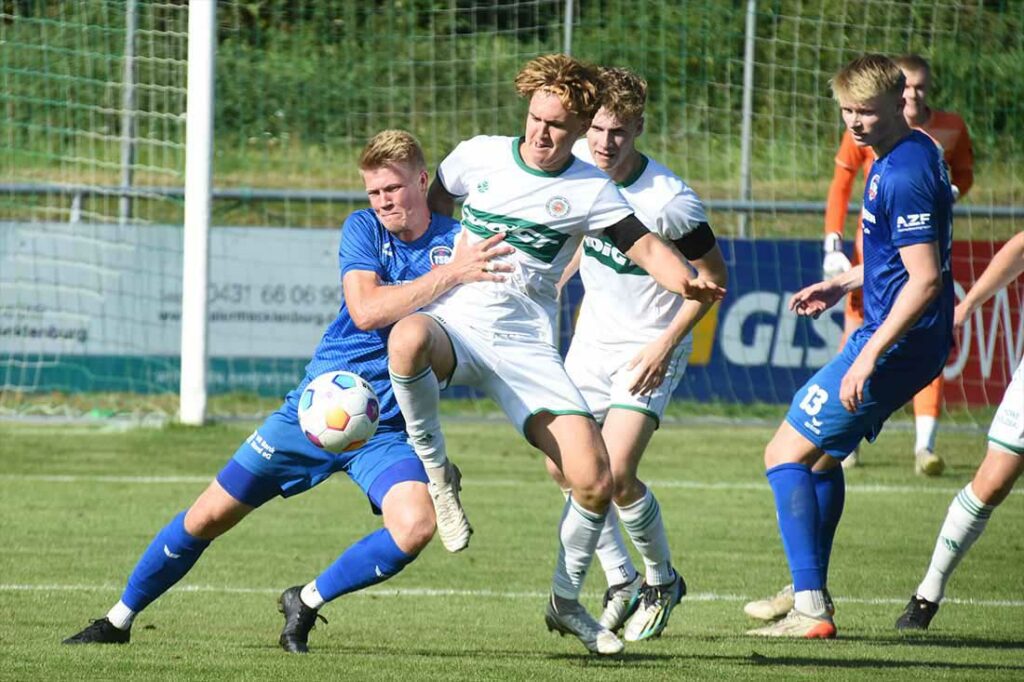 Nicholas Holtze (li., TSB Flensburg) gegen Mats Melahn (PSV Neumünster). © 2023 Olaf Wegerich