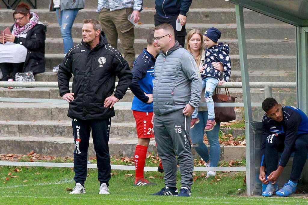 Tim Spirgatis (re.), hier mit Cheftrainer Matthias Liebal (li.), soll den VfB Kiel aus dem Schlaf wecken. © 2022 Ismail Yesilyurt