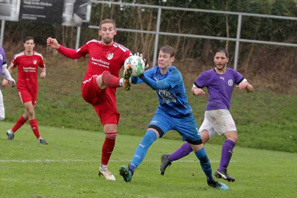 Jonas Roempke (TSV Flintbek) fast vor dem 4:4, aber der sehr junge Keeper Lukas Hoop (Concordia Schönkirchen) hat aufgepasst. © 2023 Ismail Yesilyurt