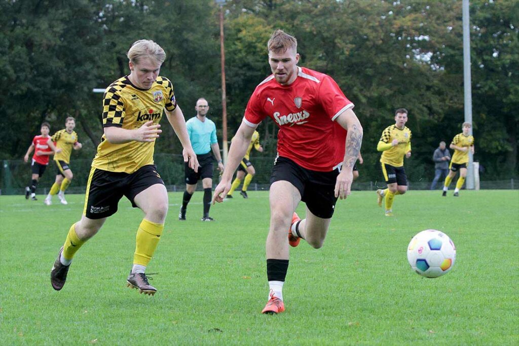 Leon Lembke (re.) rettet Rot-Schwarz Kiel vor einer Niederlage. Links Tade Traber (Frisia Risum-Lindholm). © 2023 Ismail Yesilyurt