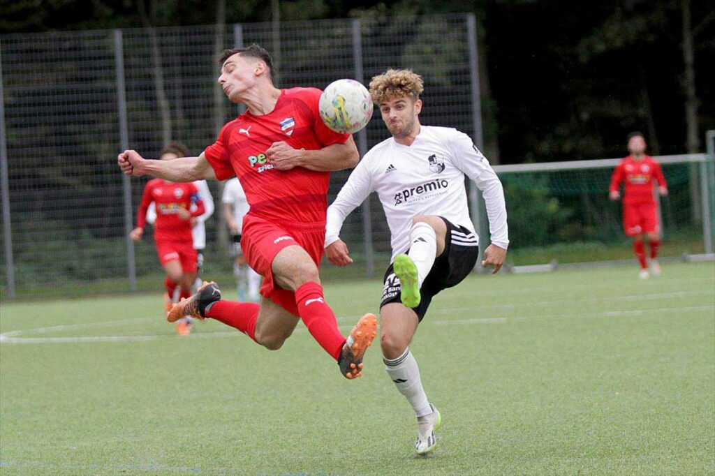 Melih Cerrah (Inter Türkspor Kiel), der sich hier den Ball von Janis Hinz (Heider SV) holt, bereitete das 2-1 mustergültig vor. © 2023 Ismail Yesilyurt