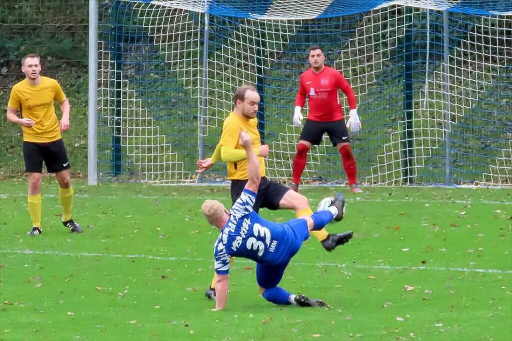 Mit vollem Einsatz ist Yannik Imm (in blau, VfB Kiel) gegen Torge Schöning (SC Rönnau) dabei. © 2023 Tobias Möhle