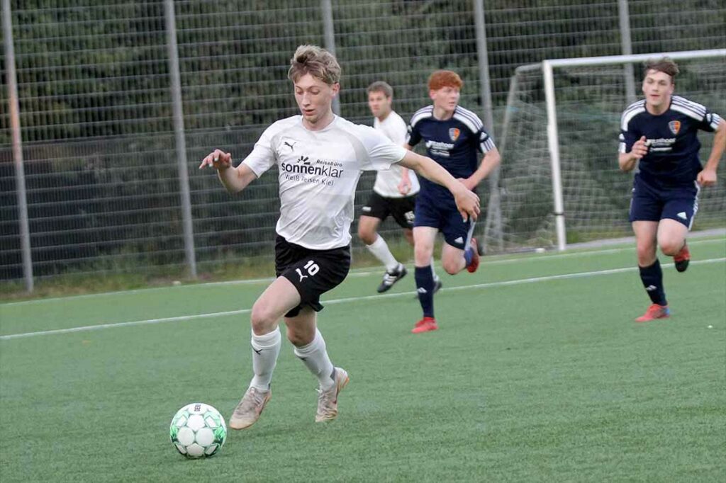 Noel Vuylsteke (TSV Kronshagen) bringt mit dem Führungstor im Topspiel gegen die Probsteier SG seine Farben in fahrt. © 2023 Ismail Yesilyurt