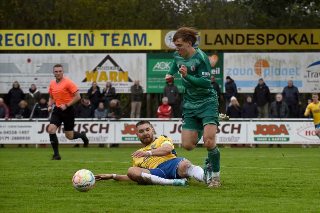 Rüdes Foul von Morten Liebert (SV Todesfelde) an Mats Melahn (PSV Neumünster). © 2023 Olaf Wegerich