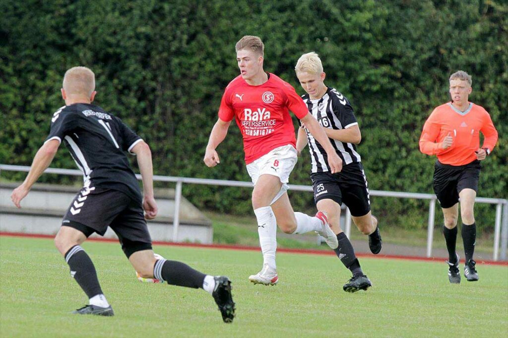 Thorge Salke (mitte, Concordia Schönkirchen), in seinen Aktionen mit viel Speed, gelingt das Golden Goal gegen Dänischenhagen. © 2023 Ismail Yesilyurt