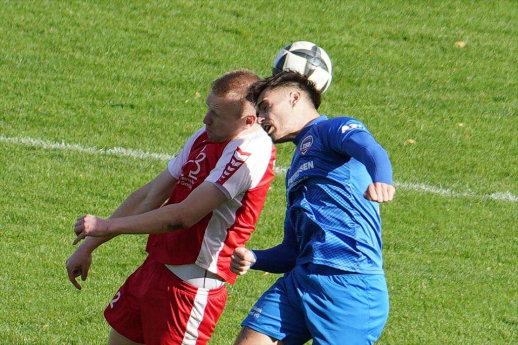 Torschütze Malte Lucht (TSV Bordesholm) im Kopfballduell mit Nicolas Pasiecznik (re., TSB Flensburg). © 2023 Jacqueline Röder