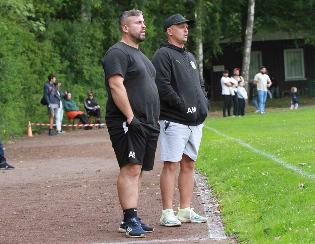 Astrit Meshekrani (re.) und Adrian Stublla haben schon viele gemeinsame Jahre als Trainergespann. © 2023 Ismail Yesilyurt