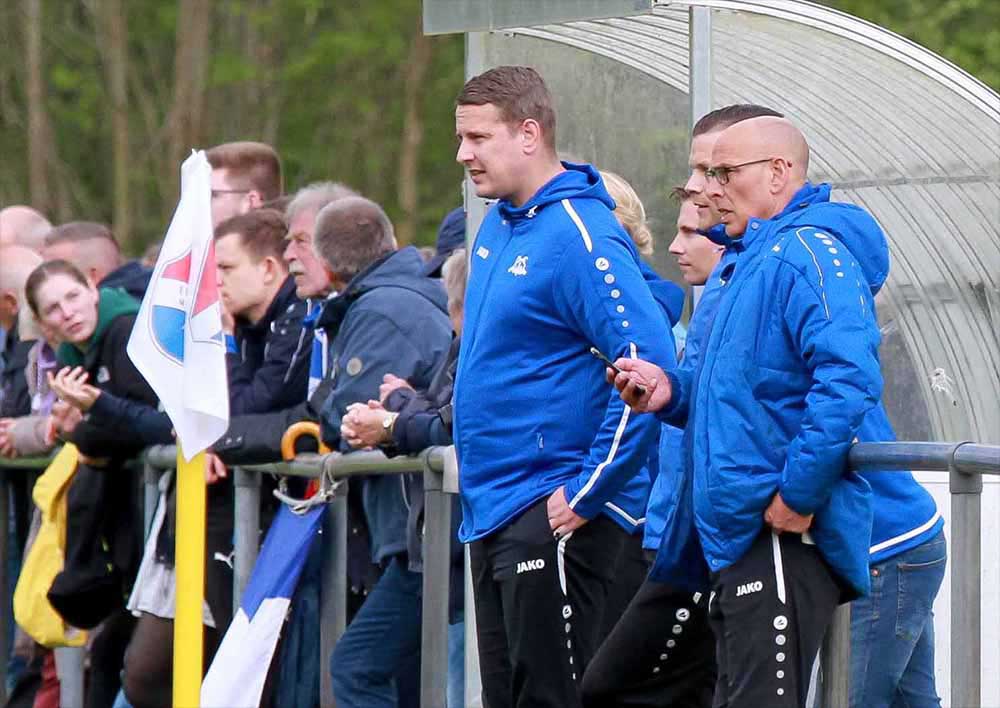 Brachten den Preetzer TSV wieder auf Vordermann - Andreas Möller (re.), Ligamanager Lennard Weider (li.), Jirk Heine (Co-Trainer). © 2023 Ismail Yesilyurt