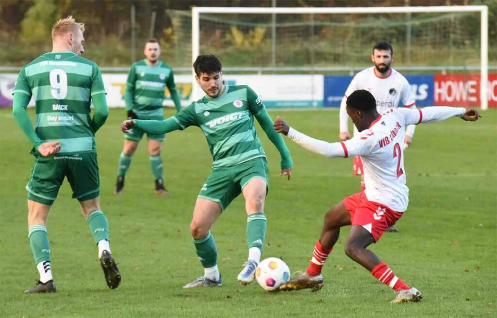 Julien Huber (li., PSV Neumünster) gegen Emanuel Adou (VfB II). © 2023 Olaf Wegerich