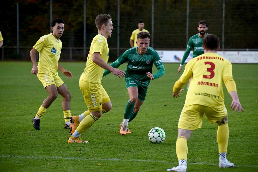 Marcel Nagel (li., Dornbreite), der das Tor für die Lübecker erzielt, ist vor Til Küffner (PSV Neumünster) am Ball. Links Sadok-Ämin Amara, rechts Kevin Hermann. © 2023 Olaf Wegerich