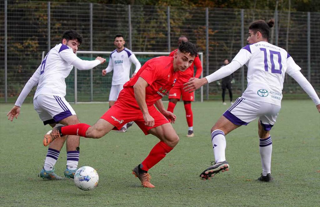 Melih Cerrah (Inter Türkspor Kiel) bringt die rechte Seite des VfR Neumünster oft in Not, nach der Pause hat Murat Rasgele (li.) weniger Probleme