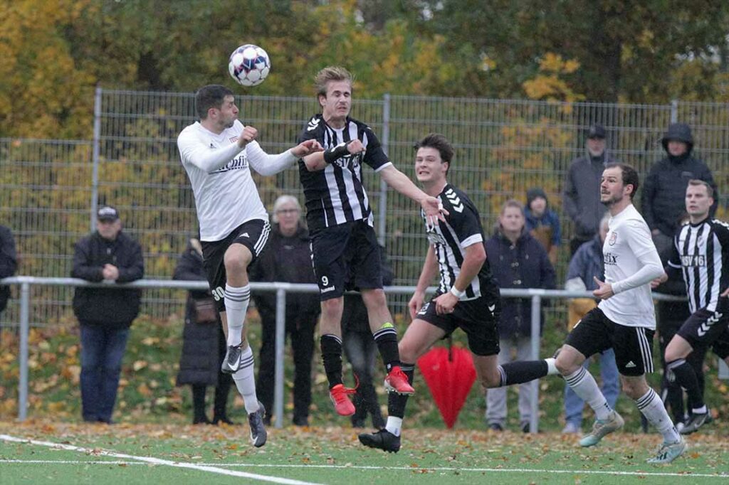 Moritz Schweimer (Dänischenhagen) und Paul Langer (re., Heikendorf) im Duell. Später gibt es nach einem Kampf um den Ball einen Elfmeter© 2023 Ismail Yesilyurt