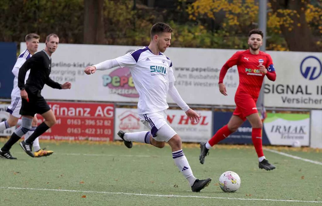 Sean Vinberg (VfR Neumünster) erzielt einen Doppelpack und verpasst einen Hattrick. © 2023 Ismail Yesilyurt