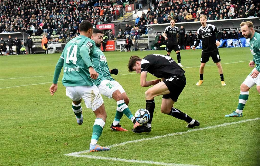 Tarik Gözüsirin (VfB Lübeck) gegen Maximilian Großer (Bielefeld). © 2023 Olaf Wegerich 