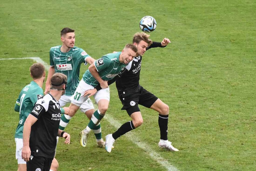 Der VfB Lübeck verteidigte konsequent. Wie Linksverteidiger Janek Sternberg (2. v. r.) gegen Leon Schneider im Bielefeld-Spiel. © 2023 Olaf Wegerich