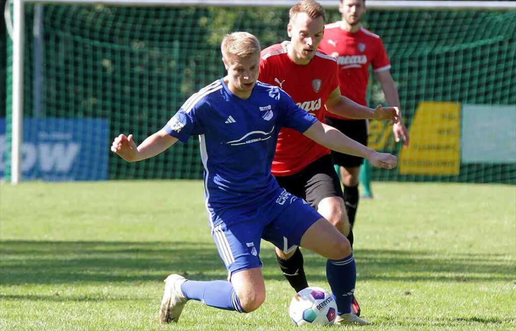 Jannik Sierks (Rotenhof) gegen Tim Gürntke (hinten, RS Kiel). Bis jetzt ist es keinem Team gelungen, den TuS Rotenhof in die Knie zu zwingen. © 2023 Yesilyurt