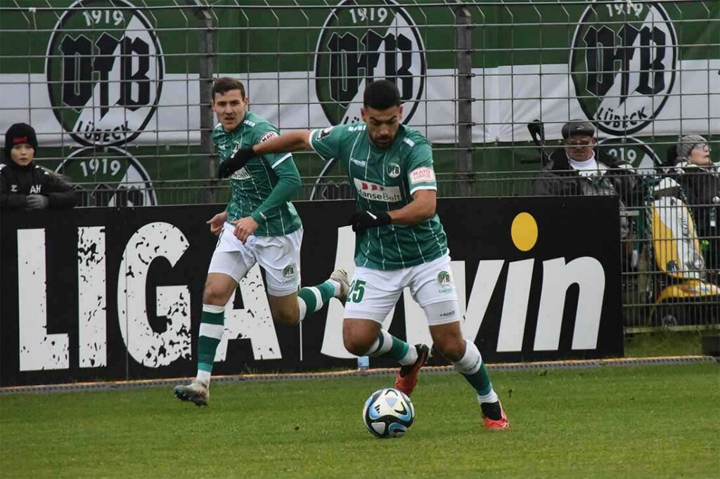 Tarik Gözüsirin (am Ball, VfB Lübeck) hatte früh eine Möglichkeit für Lübeck (Szene gegen Bielefeld). © 2023 Olaf Wegerich