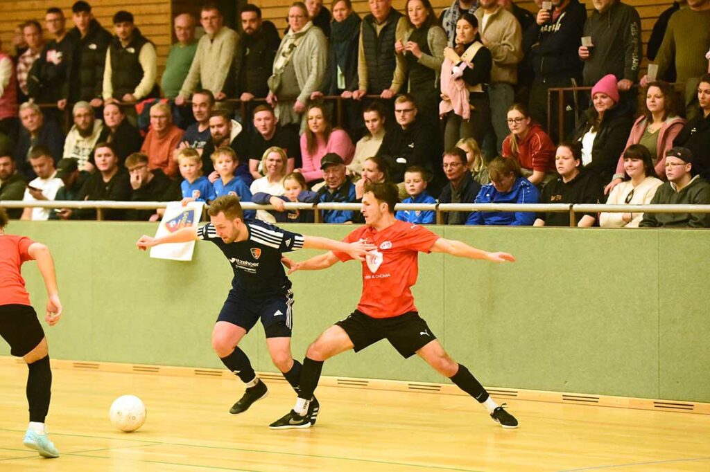 Tobias Jantzen (li., FSG Saxonia) gegen Jonas Borreck  (SVT Bad Oldesloe). © 2023 Olaf Wegerich