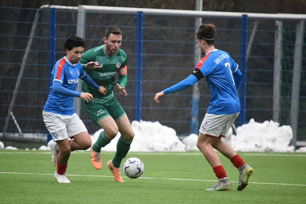 Ayoub Assameur (li., U 19 Holstein) und Luca Tunjc gegen Fyn Claasen (PSV Neumünster). © 2024 Olaf Wegerich